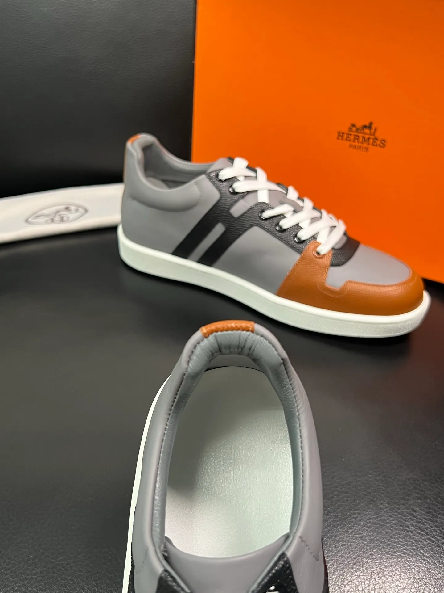 Men's shoes 💰700 Hermes Top Purchasing Agent Hermes counters are on sale at the same time with original factory configuration, original cowhide fabric imported from Italy, high-quality splicing technology, fully imported water-dyed cowhide lining, soles: original soles specially provided by the original factory are super comfortable, the original factory and single goods are of high quality, welcome to compare at the same time at the counter, code number 38-44 (customized 45 46) 85851